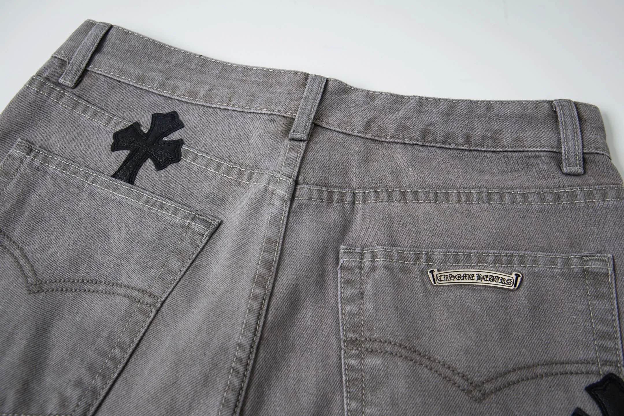 P300 💰 (Top version) Chrome Hearts Gray Cow King Jeans Multi-Leather Standard Work Jeans CH Jeans All need to be washed and then disassembled and hand-stitched with sheepskin cross leather and then spliced to complete. The whole process is too complicated to describe. About Chrome Hearts This is an extremely luxurious fashion brand that can also be called the nobility of the high street. It has always been an exclusive brand for some hipsters or the rich second generation. Compared with ordinary high streets, it is more luxurious and noble. Compared with luxury brands, it has a more fashionable personality. It has always been a brand that I have a special liking for. Color: Gray Size: 28-30-32-34-36 (corresponding to S-M-L-XL-XXL)